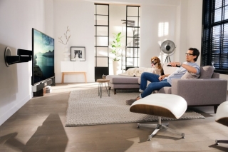 Vogels NEXT 8375 - Elektrische Wandhalterung mit Soundbar
